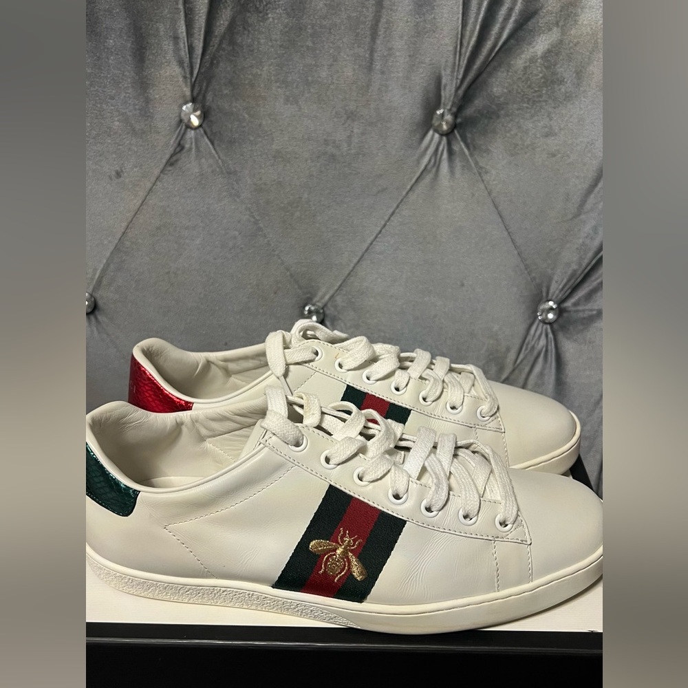 Gucci Men’s White Sneakers with Red and Green Stripes